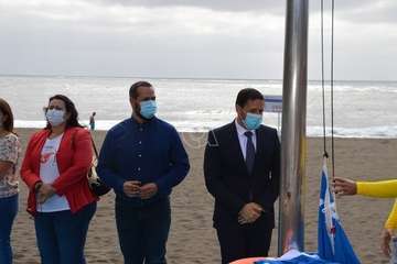 Izado de la bandera azul en Hoya del Pozo (foto TA/Francisco Javier Santana)